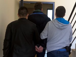 Policjanci podczas czynności z zatrzymanym mężczyzną