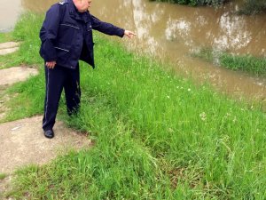 Komendant Powiatowy Policji podczas kontroli poziomu stanu Wisły