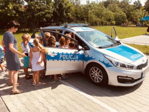 Dzieci oglądają radiowóz policyjny