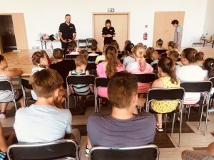 Policjanci rozmawiają z uczestnikami spotkania