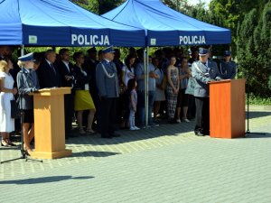 Powitanie zaproszonych gości przez Komendanta Powiatowego Policji dla Powiatu Warszawskiego Zachodniego z siedzibą w Starych Babicach