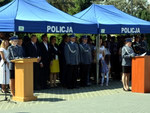 Uczestnicy uroczystego apelu z okazji Święta Policji w Komendzie Powiatowej Policji dla Powiatu Warszawskiego Zachodniego z siedzibą w Starych Babicach