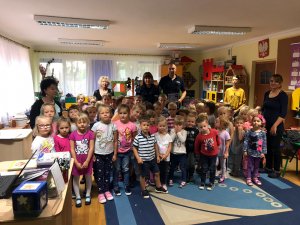 Policjanci podczas spotkania profilaktycznego z dziećmi
