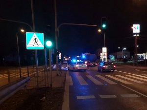 Policjanci podczas czynności na miejscu wypadku drogowego