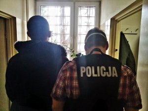 Policjant z jednym z zatrzymanych mężczyzn.