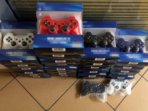 Zabezpieczone przez policjantów podrobione pady do konsoli do gier