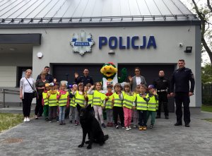 Dzieci podczas wizyty w Posterunku Policji w Izabelinie