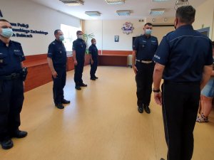 Dowódca uroczystości składa meldunek Komendantowi Powiatowemu Policji