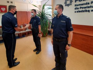 Wręczenie wyróżnienia policjantowi przez Komendanta Powiatowego Policji