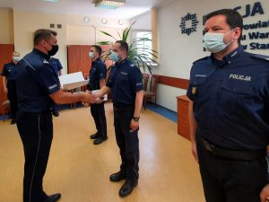 Wręczenie wyróżnienia policjantowi przez Komendanta Powiatowego Policji