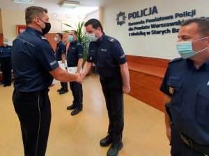 Wręczenie wyróżnienia policjantowi przez Komendanta Powiatowego Policji