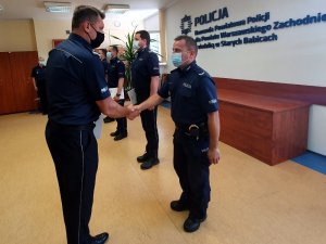 Wręczenie wyróżnienia policjantowi przez Komendanta Powiatowego Policji