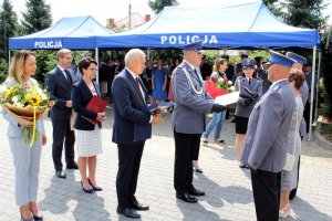 przekazanie wyróżnienia mamie policjantów