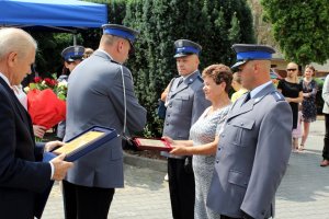 przekazanie wyróżnienia mamie policjantów