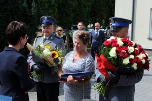 przekazanie wyróżnienia mamie policjantów