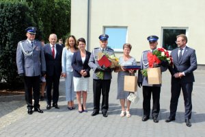 wyróżniona rodzina i Komendantem Powiatowym Policji i Starosta z włodarzami gminy Stare Babice i Ożarów Mazowiecki