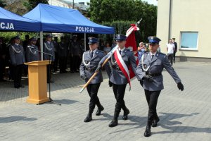 poczet sztandarowy wyprowadzający sztandar