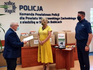Komendant Powiatowy Policji  podinspektor Wojciech Turek,  Prezes Fundacji Wsparcia Policjantów Pani Renata Rogalska oraz Prezes Zarządu Rynku Hurtowego Pan Janusz Byliński podczas przekazania sprzętu biurowego, elektronicznego i informatycznego dla policjantów