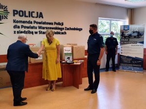 Komendant Powiatowy Policji  podinspektor Wojciech Turek,  Prezes Fundacji Wsparcia Policjantów Pani Renata Rogalska oraz Prezes Zarządu Rynku Hurtowego Pan Janusz Byliński podczas przekazania sprzętu biurowego, elektronicznego i informatycznego dla policjantów