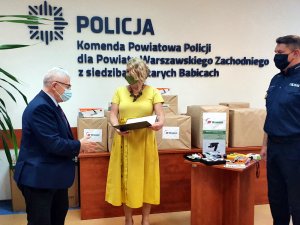 Komendant Powiatowy Policji  podinspektor Wojciech Turek,  Prezes Fundacji Wsparcia Policjantów Pani Renata Rogalska oraz Prezes Zarządu Rynku Hurtowego Pan Janusz Byliński podczas przekazania sprzętu biurowego, elektronicznego i informatycznego dla policjantów