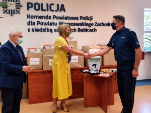 Komendant Powiatowy Policji  podinspektor Wojciech Turek,  Prezes Fundacji Wsparcia Policjantów Pani Renata Rogalska oraz Prezes Zarządu Rynku Hurtowego Pan Janusz Byliński podczas przekazania sprzętu biurowego, elektronicznego i informatycznego dla policjantów