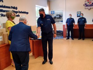 Komendant Powiatowy Policji  podinspektor Wojciech Turek,  Prezes Fundacji Wsparcia Policjantów Pani Renata Rogalska oraz Prezes Zarządu Rynku Hurtowego Pan Janusz Byliński podczas przekazania sprzętu biurowego, elektronicznego i informatycznego dla policjantów