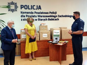 Komendant Powiatowy Policji  podinspektor Wojciech Turek,  Prezes Fundacji Wsparcia Policjantów Pani Renata Rogalska oraz Prezes Zarządu Rynku Hurtowego Pan Janusz Byliński podczas przekazania sprzętu biurowego, elektronicznego i informatycznego dla policjantów