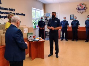 Komendant Powiatowy Policji  podinspektor Wojciech Turek,  Prezes Fundacji Wsparcia Policjantów Pani Renata Rogalska oraz Prezes Zarządu Rynku Hurtowego Pan Janusz Byliński podczas przekazania sprzętu biurowego, elektronicznego i informatycznego dla policjantów