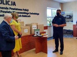 Komendant Powiatowy Policji  podinspektor Wojciech Turek,  Prezes Fundacji Wsparcia Policjantów Pani Renata Rogalska oraz Prezes Zarządu Rynku Hurtowego Pan Janusz Byliński podczas przekazania sprzętu biurowego, elektronicznego i informatycznego dla policjantów