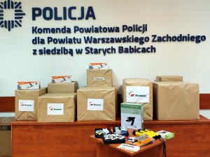Komendant Powiatowy Policji  podinspektor Wojciech Turek,  Prezes Fundacji Wsparcia Policjantów Pani Renata Rogalska oraz Prezes Zarządu Rynku Hurtowego Pan Janusz Byliński podczas przekazania sprzętu biurowego, elektronicznego i informatycznego dla policjantów