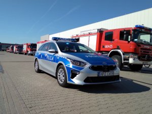 radiowozy Policji i Straży Pożarnej na miejscu awarii przemysłowej