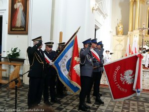 Poczet sztandarowy Komendy Powiatowej Policji podczas mszy świętej w kościele