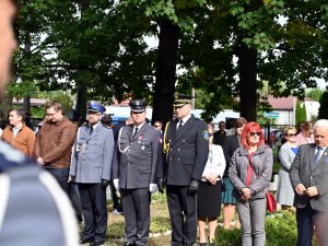 Uczestnicy uroczystości religijno-patriotycznej podczas uroczystości na cmentarzu wojennym