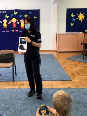 Policjantka podczas spotkania z przedszkolakami opowiada o umundurowaniu policjanta
