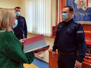 Pełnomocnik Wójta ds. Profilaktyki, Rozwiązywania Problemów Alkoholowych i Przeciwdziałania Narkomanii składa podziękowania Kierownikowi Posterunku Policji w Lesznie