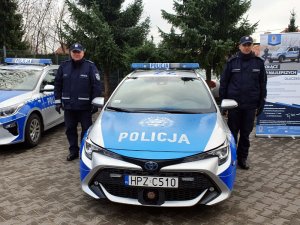 policjanci podczas uroczystego przekazania oznakowanego radiowozu