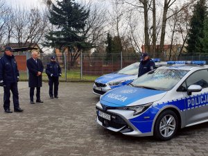 Komendant z policjantami oraz Starosta Warszawski Zachodni podczas uroczystego przekazania oznakowanego radiowozu