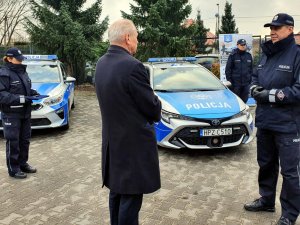 Komendant z policjantami oraz Starosta Warszawski Zachodni podczas uroczystego przekazania oznakowanego radiowozu