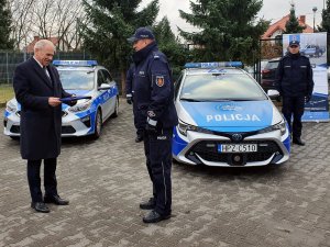 Komendant z policjantami oraz Starosta Warszawski Zachodni podczas uroczystego przekazania oznakowanego radiowozu