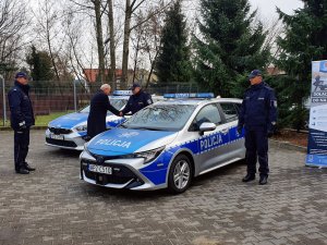 Komendant z policjantami oraz Starosta Warszawski Zachodni podczas uroczystego przekazania oznakowanego radiowozu