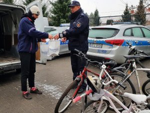 Komendant Powiatowy Policji podinspektor Wojciech Turek podczas przekazywania rowerów i akcesoriów rowerowych dostarczonych przez policjantów i pracowników cywilnych w mikołajkowym prezencie Stowarzyszeniu Mierz Wysoko