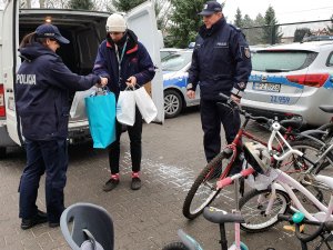 Komendant Powiatowy Policji podinspektor Wojciech Turek podczas przekazywania rowerów i akcesoriów rowerowych dostarczonych przez policjantów i pracowników cywilnych w mikołajkowym prezencie Stowarzyszeniu Mierz Wysoko