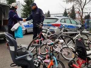 Komendant Powiatowy Policji podinspektor Wojciech Turek podczas przekazywania rowerów i akcesoriów rowerowych dostarczonych przez policjantów i pracowników cywilnych w mikołajkowym prezencie Stowarzyszeniu Mierz Wysoko