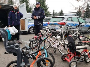 Komendant Powiatowy Policji podinspektor Wojciech Turek podczas przekazywania rowerów i akcesoriów rowerowych dostarczonych przez policjantów i pracowników cywilnych w mikołajkowym prezencie Stowarzyszeniu Mierz Wysoko