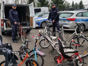Komendant Powiatowy Policji podinspektor Wojciech Turek podczas przekazywania rowerów i akcesoriów rowerowych dostarczonych przez policjantów i pracowników cywilnych w mikołajkowym prezencie Stowarzyszeniu Mierz Wysoko