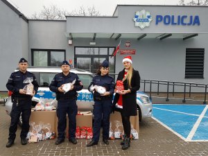 Mikołajkowe paczki przygotowane przez policjantów z posterunku w Lesznie wspólnie z przedstawicielami Gminnej Komisji Rozwiązywania Problemów Alkoholowych