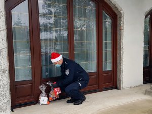 Mikołajkowe paczki przygotowane przez policjantów z posterunku w Lesznie wspólnie z przedstawicielami Gminnej Komisji Rozwiązywania Problemów Alkoholowych