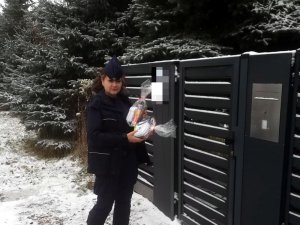 Mikołajkowe paczki przygotowane przez policjantów z posterunku w Lesznie wspólnie z przedstawicielami Gminnej Komisji Rozwiązywania Problemów Alkoholowych