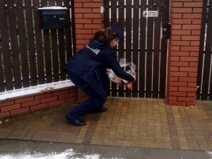 Mikołajkowe paczki przygotowane przez policjantów z posterunku w Lesznie wspólnie z przedstawicielami Gminnej Komisji Rozwiązywania Problemów Alkoholowych