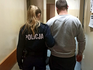 Policjantka podczas doprowadzenia zatrzymanego do komisariatu